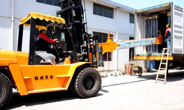 杭州叉車(chē)|玻璃行業(yè)，叉車(chē)串桿屬具卸貨實(shí)拍案例