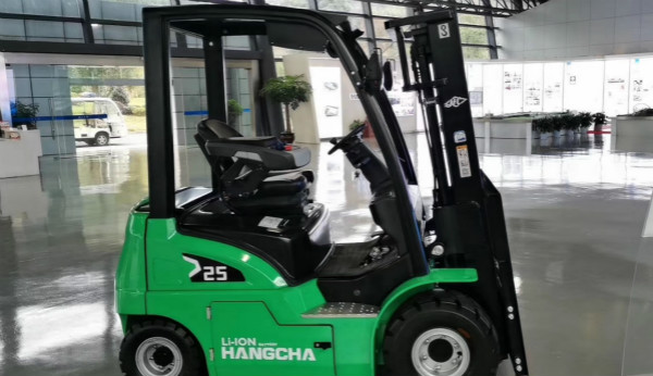 電動(dòng)叉車買鋰電的還是鉛酸的？當(dāng)然是鋰電的！