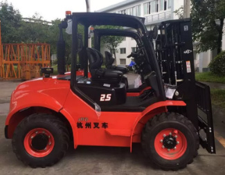 大氣威猛！杭叉四驅(qū)越野叉車(chē)攜手中石油“走出去”